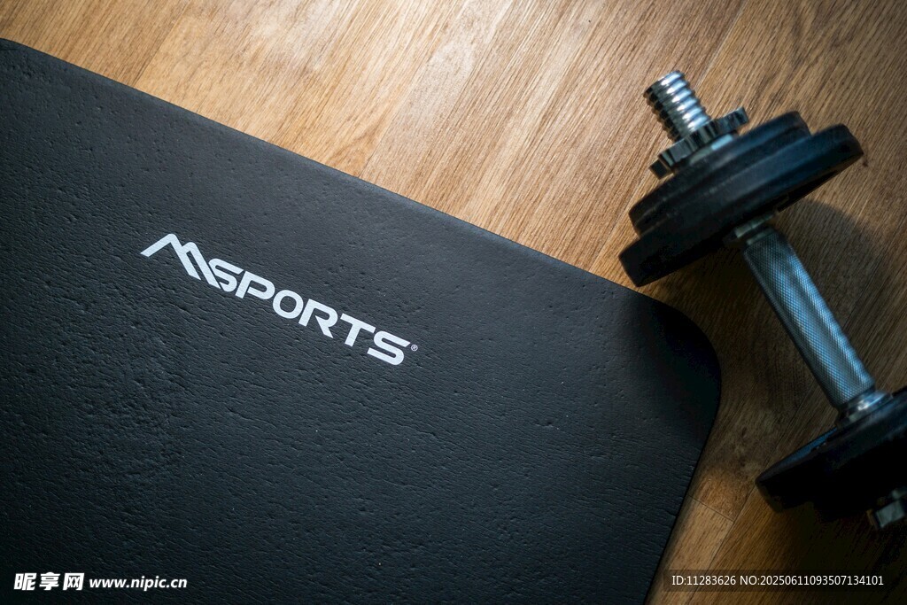 黑色健身垫与哑铃