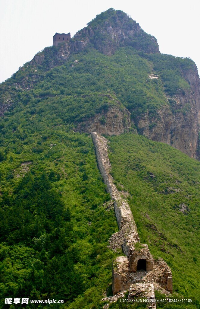 山间蜿蜒古道