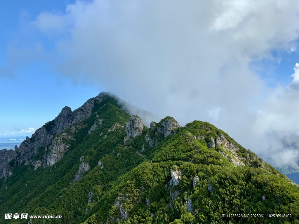 青山巍峨伴蓝天