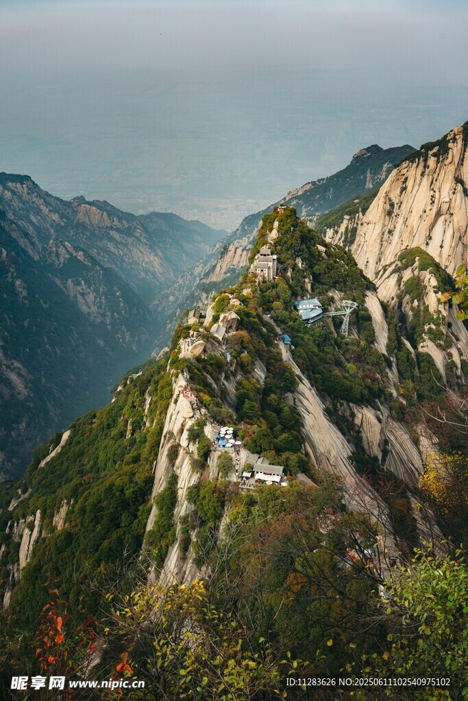 巍峨山峦