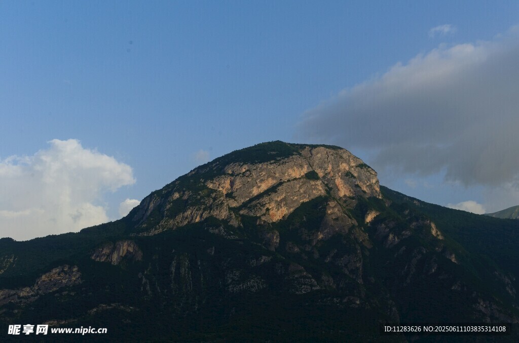 巍峨山峰映蓝天