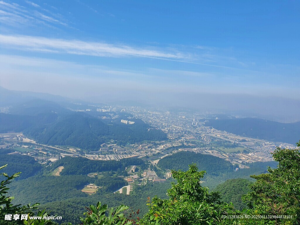 俯瞰城市与山峦美景