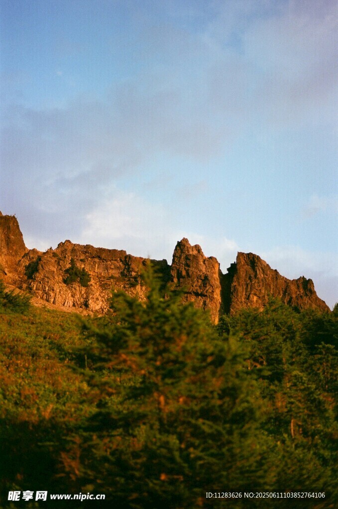 夕阳下的壮丽山峦