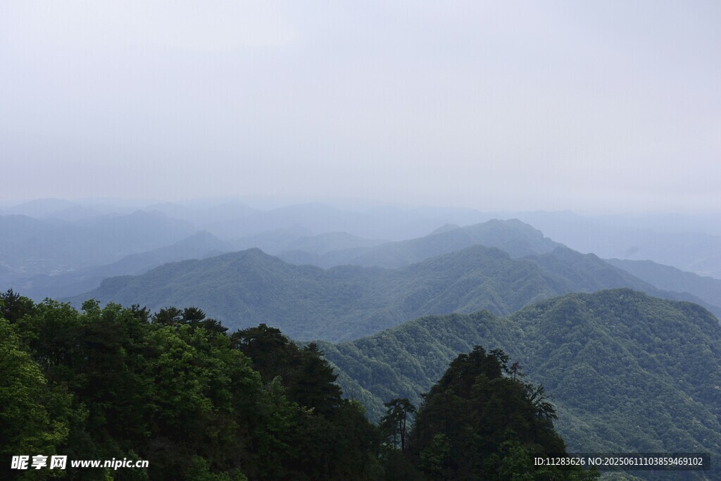山峦云雾间的绿意景致