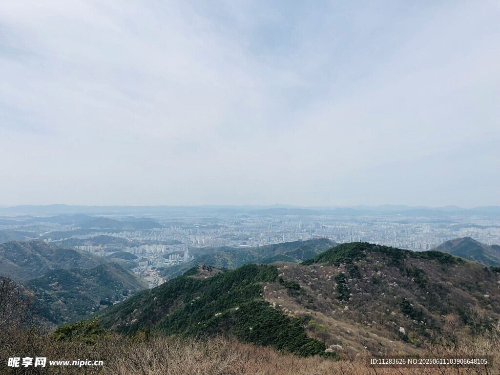 山巅俯瞰城市风光