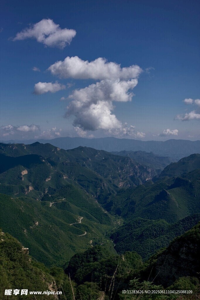 青山蓝天间的壮美山景