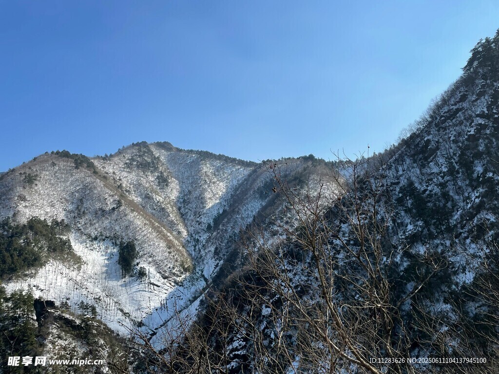 雪山峻岭壮丽风光