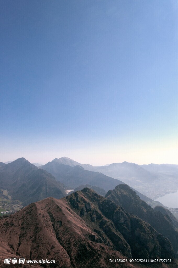 蓝天映衬群山