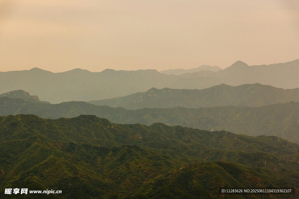 山峦叠翠的壮美自然景观