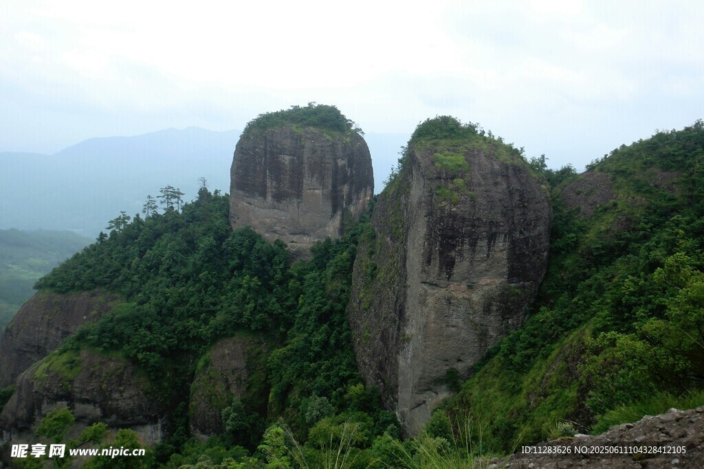 奇峰耸立的绿意山峦