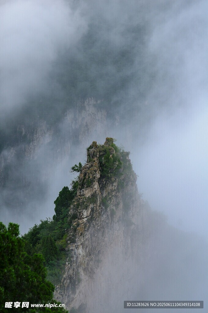 云雾缭绕中的峻峭山峰