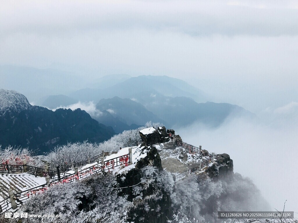 雪覆山峦