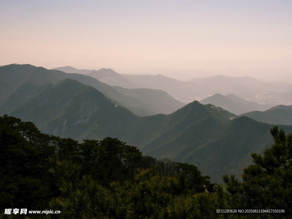 山峦叠翠的壮美自然景观
