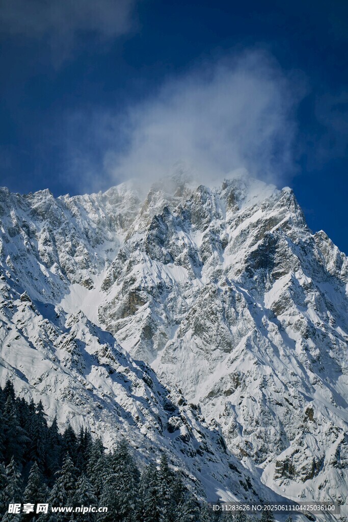 巍峨雪山壮丽景致