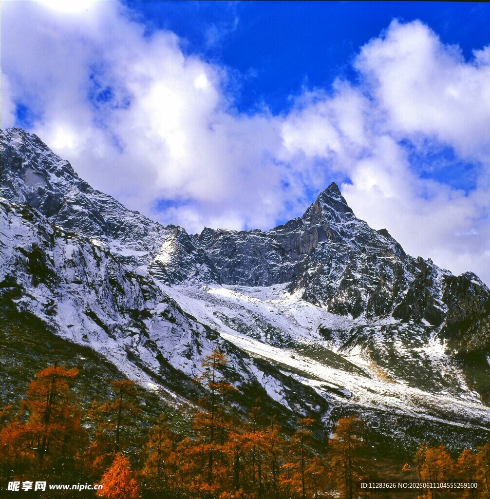 秋日雪山美景