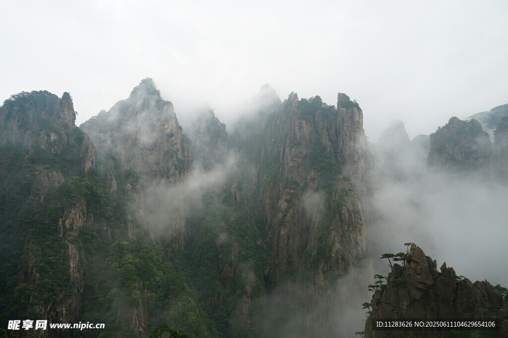 云雾缭绕的壮丽山峰