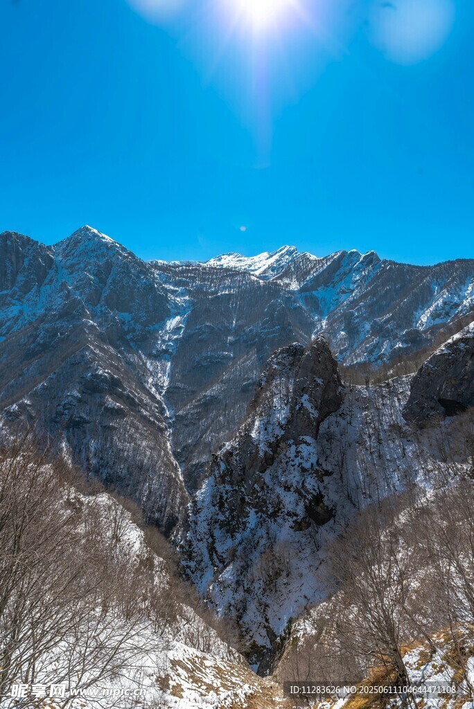 冬日雪山壮丽风光