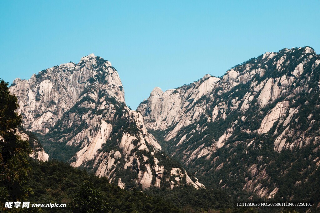 巍峨壮丽的山峰景观