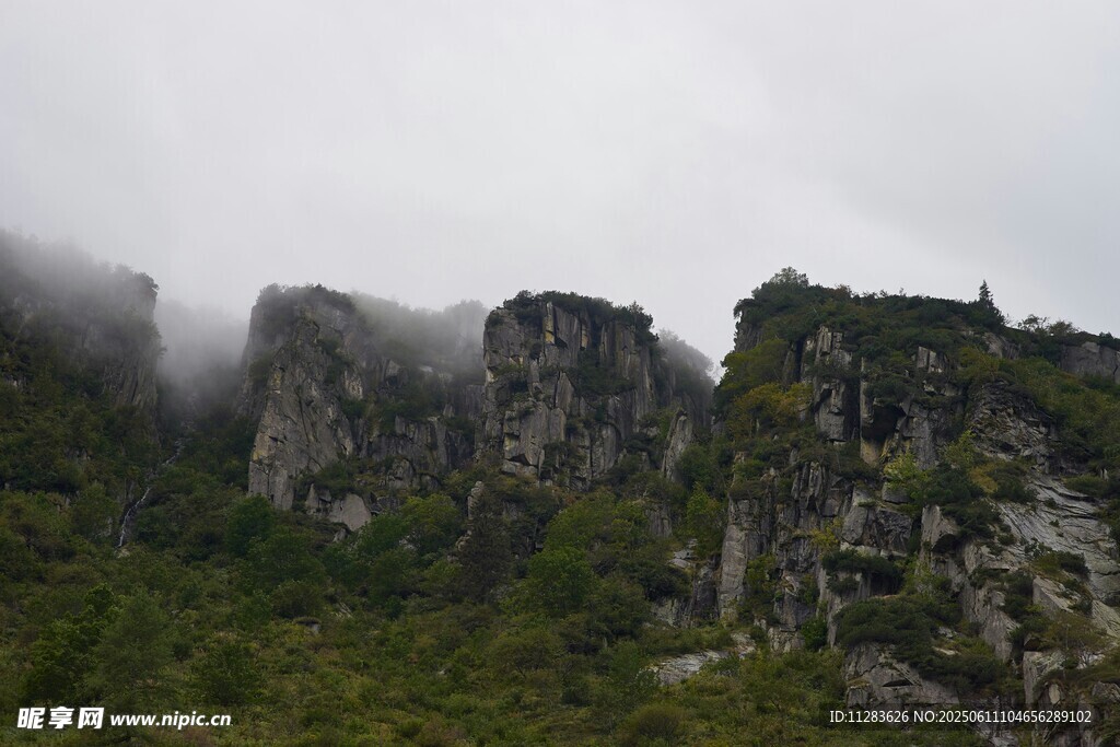 云雾缭绕的险峻山峰
