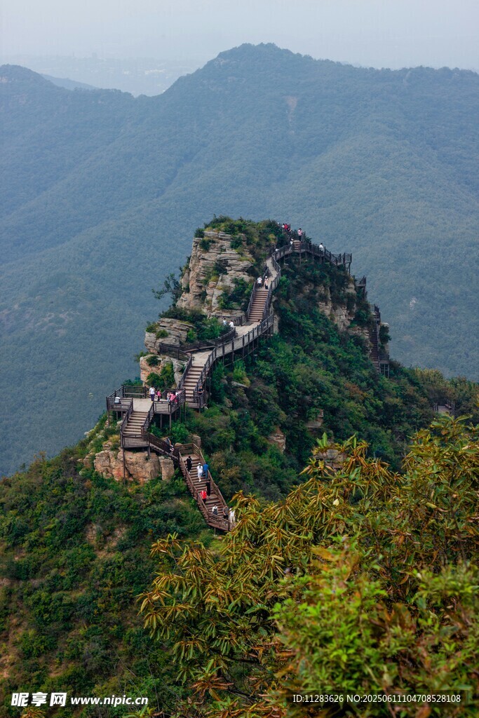 山峦上的蜿蜒路径