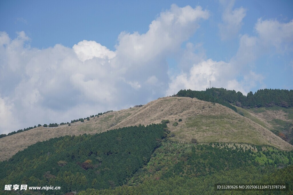 青山蓝天间的秀丽山景