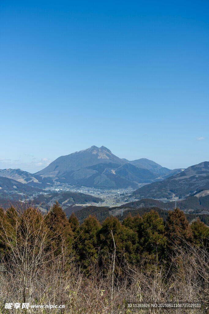 山峦蓝天间的自然景致