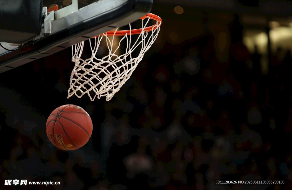 篮球入筐瞬间