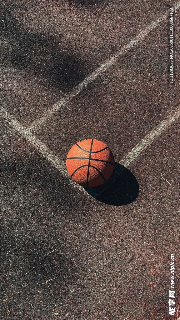 地面上的橙色篮球