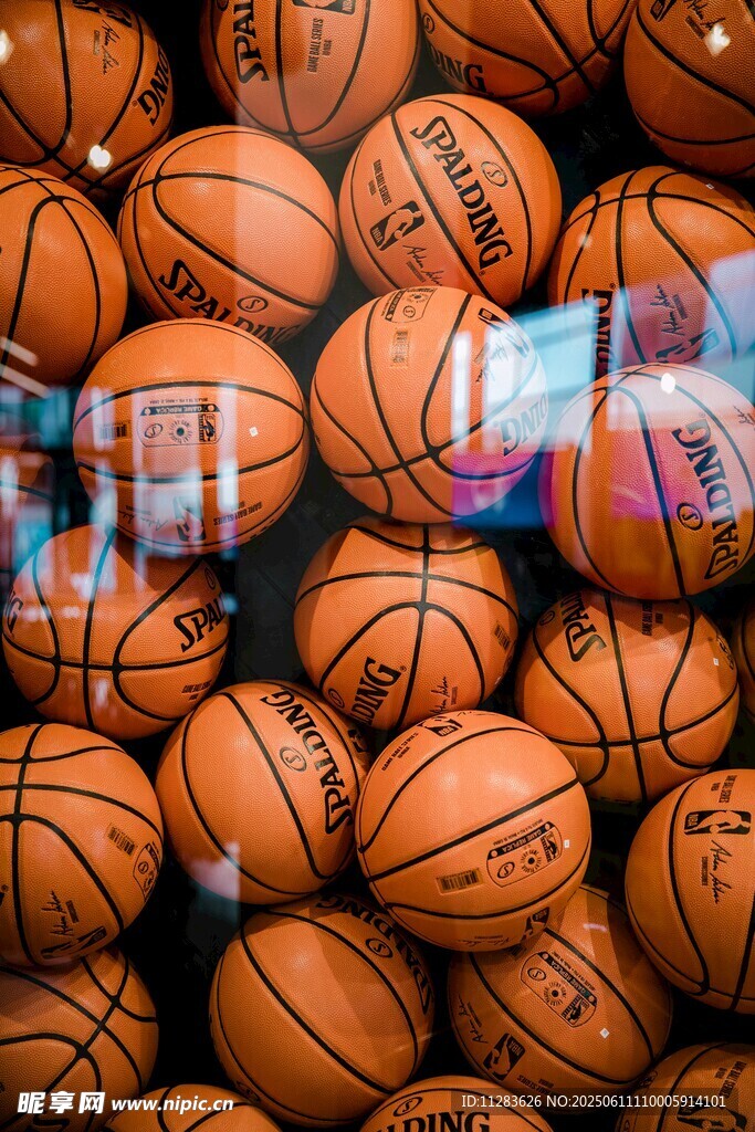 大量篮球堆叠展示