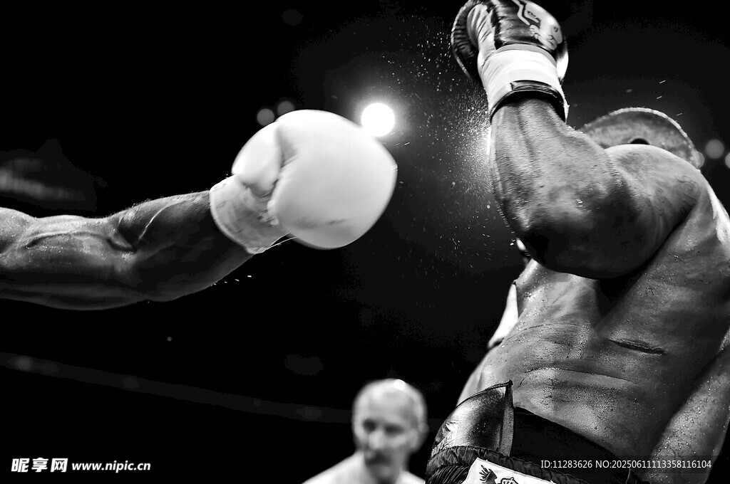 拳击比赛中的激烈对抗瞬间