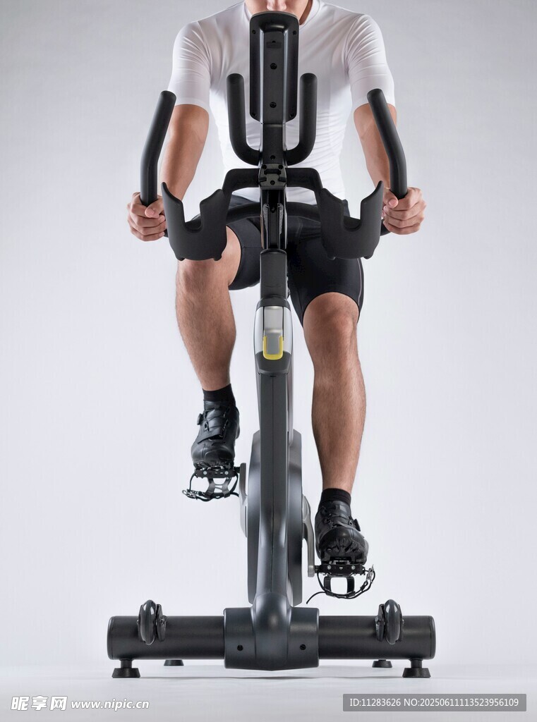 男子专注骑动感单车