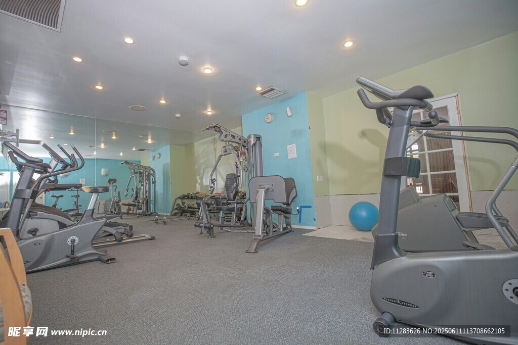 室内健身房器械场景
