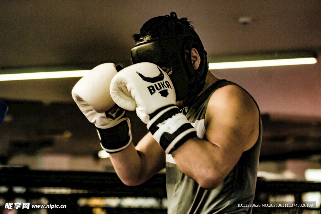 拳击手备战训练瞬间