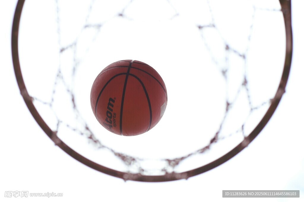篮球入筐瞬间