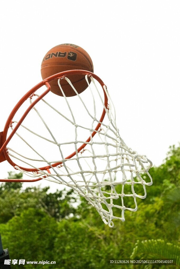 篮球入筐瞬间