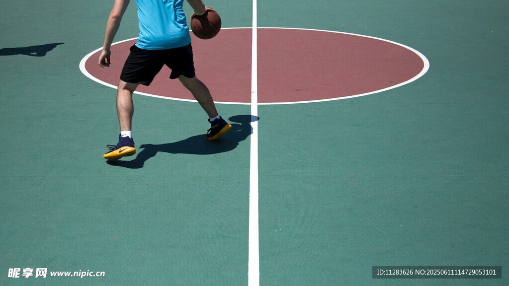 篮球场上的球员准备动作