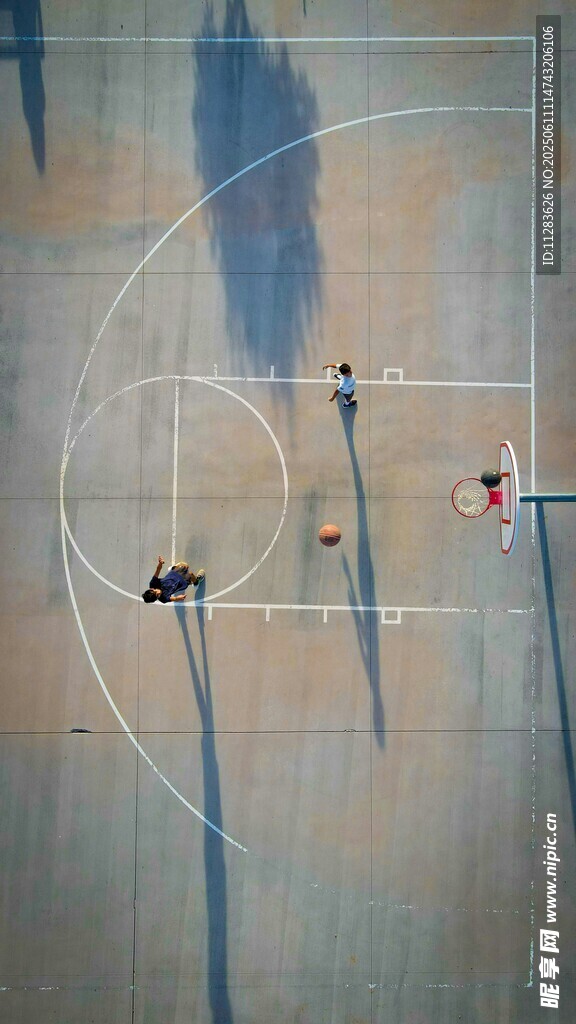 篮球场上的激烈对抗瞬间