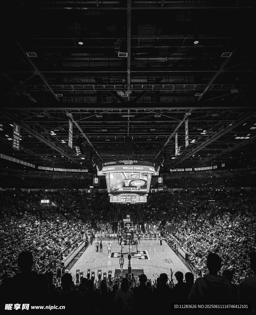 热闹篮球赛场观众席全景