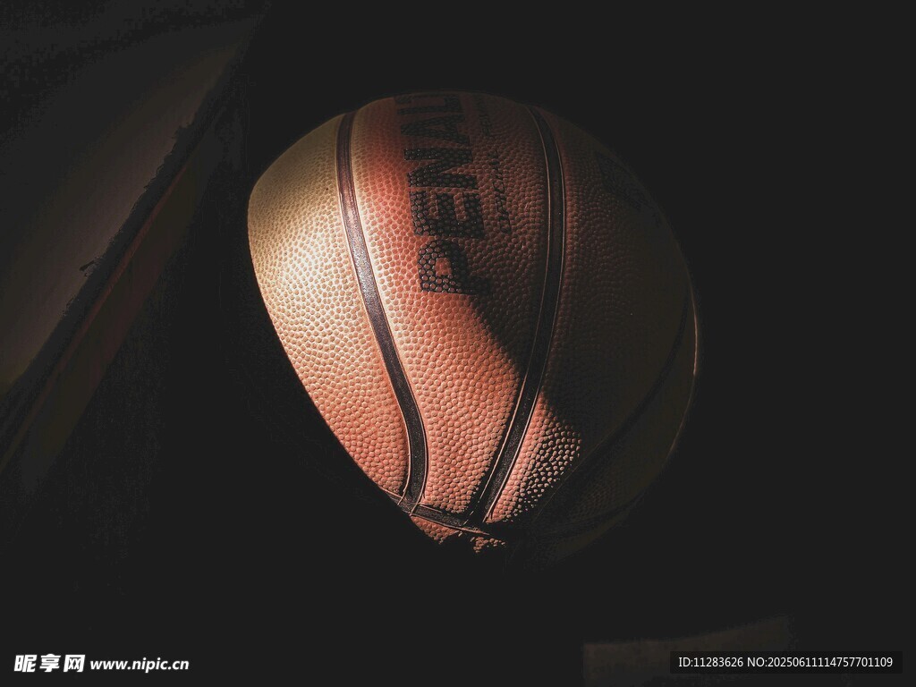 暗光下的篮球特写