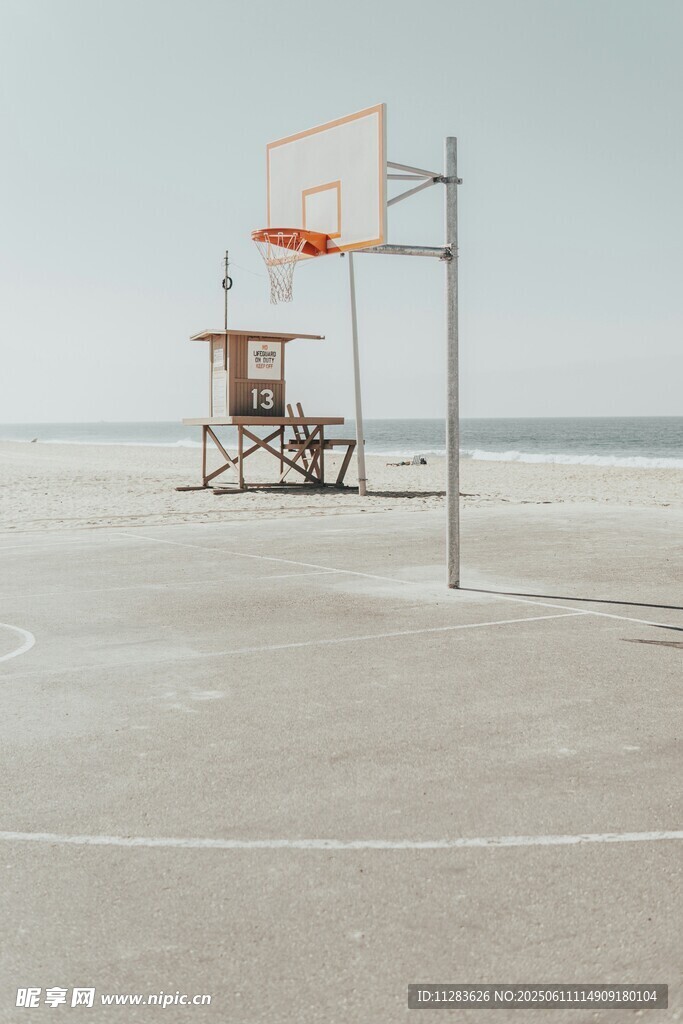 沙滩上的篮球架与裁判席
