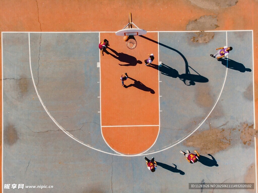 篮球比赛中的激烈对抗瞬间