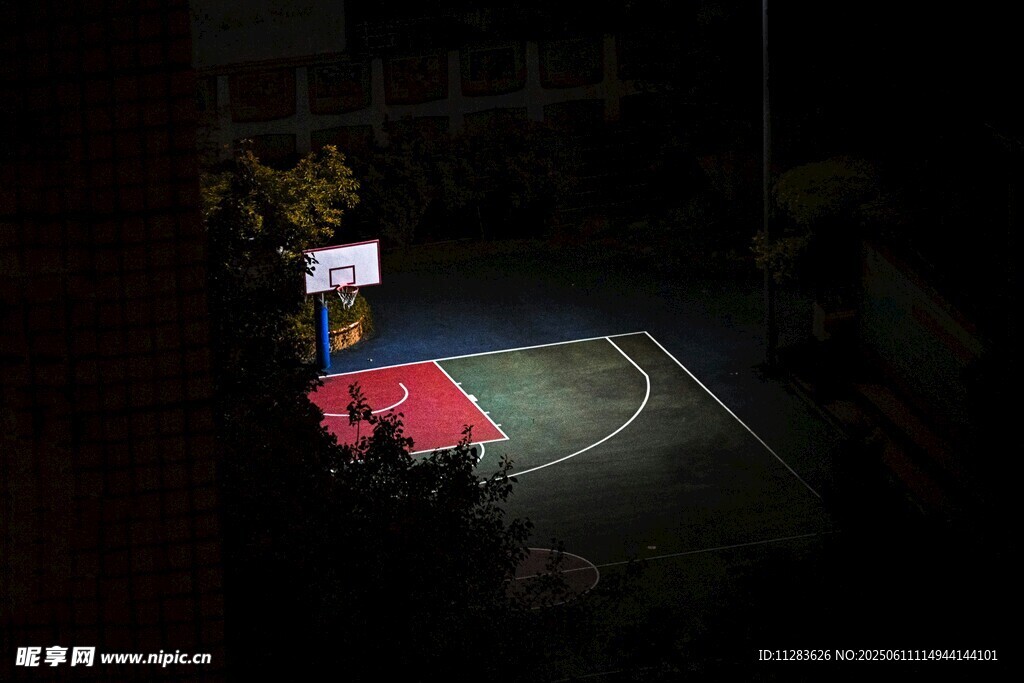 夜晚中的篮球场地