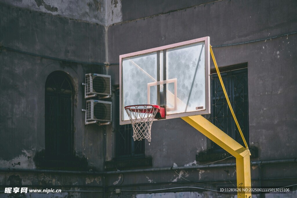 废弃篮球架