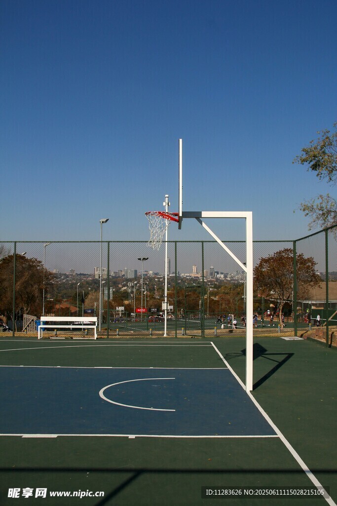 户外空旷篮球场地