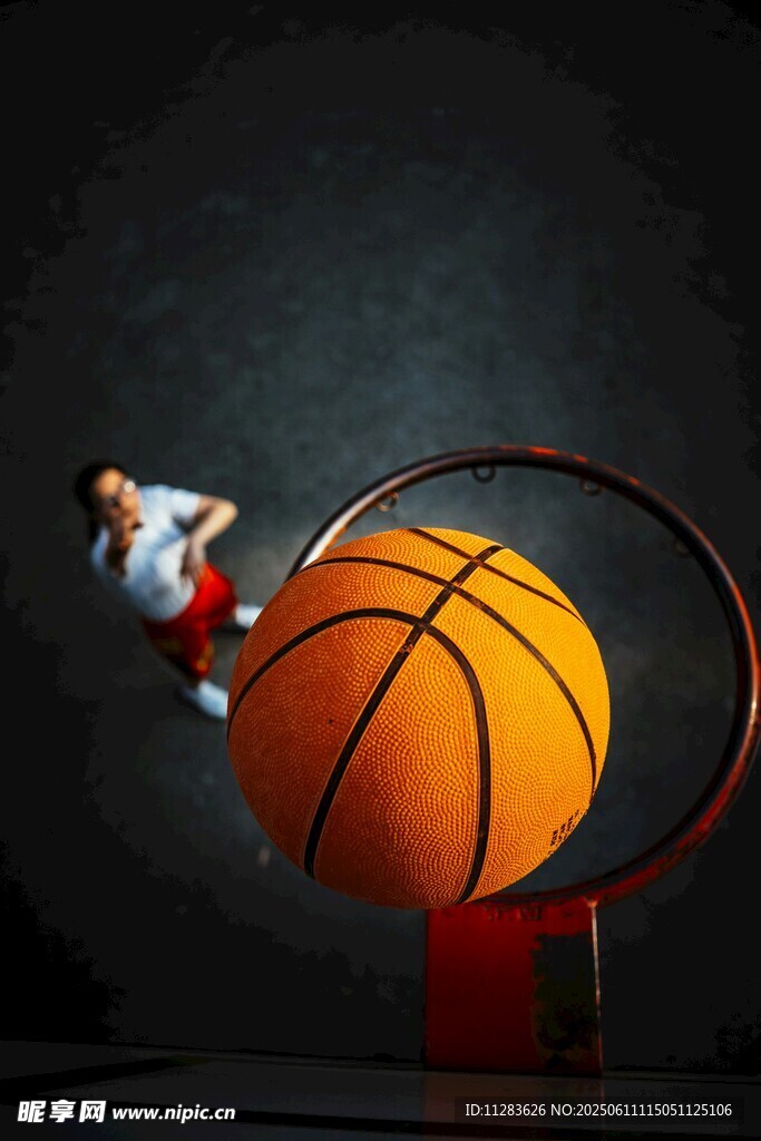 篮球运动员飞跃巨型篮球