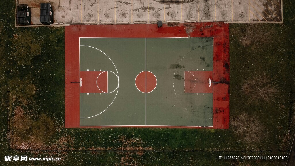 俯视视角下的户外篮球场