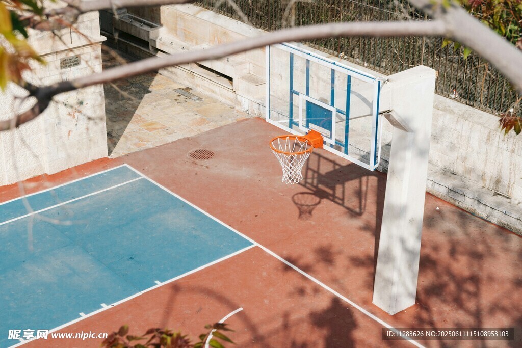 户外篮球场