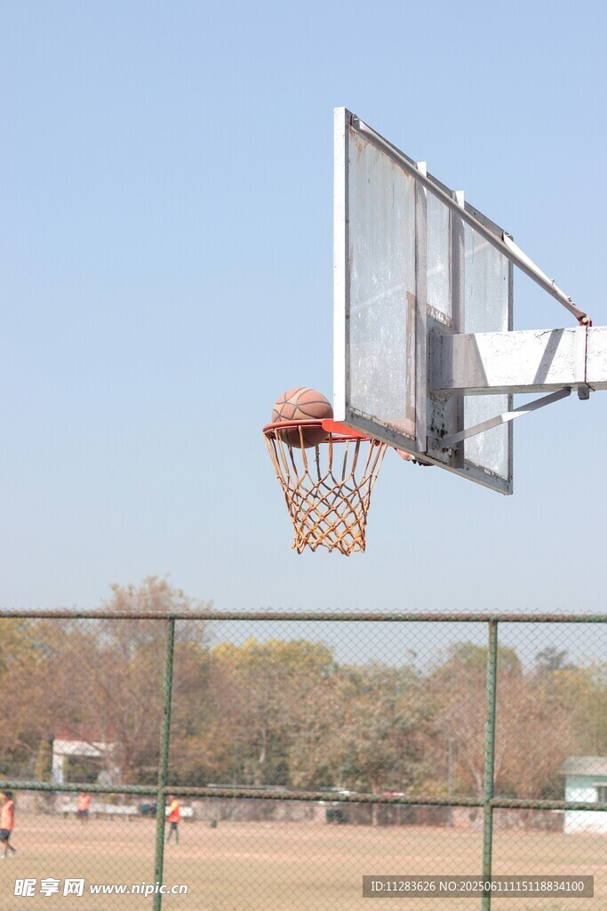 篮球框下的精彩瞬间