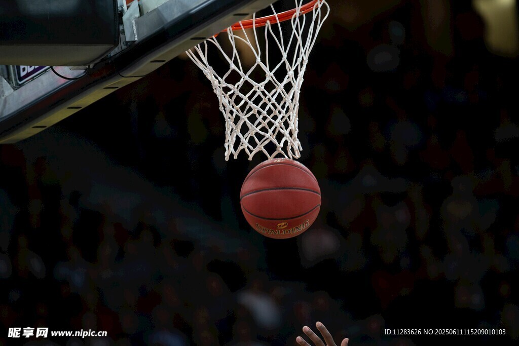 篮球入筐瞬间