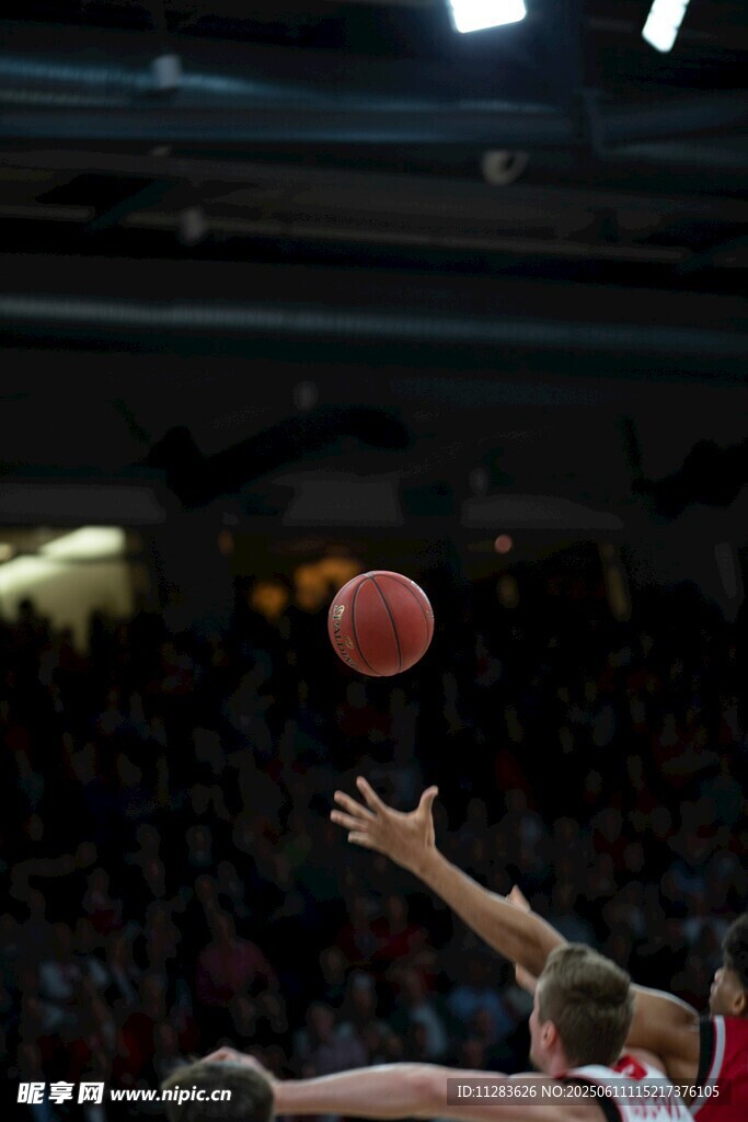 激烈篮球比赛瞬间